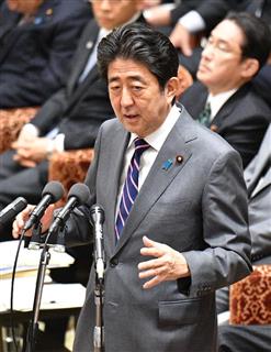 衆院予算委員会で答弁する安倍晋三首相＝１日午前、国会・衆院第１委員室（斎藤良雄撮影）