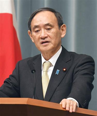 記者会見する菅官房長官＝１日午前、首相官邸