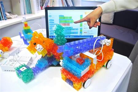 ソニーのロボット教材「ＫＯＯＶ」でつくったロボットとアプリ画面＝１日、東京都品川区