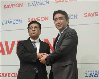 提携を発表したローソンの竹増貞信社長（右）とセーブオンの平田実社長＝１日、東京都中央区