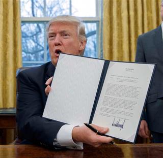 ＴＰＰからの離脱に関する大統領令に署名したトランプ米大統領＝１月２３日（ＡＰ）
