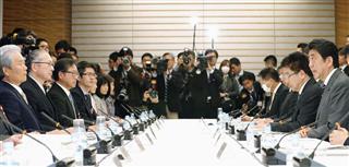 首相官邸で開かれた、働き方改革実現会議。右端は安倍首相、左端は経団連の榊原定征会長＝１日午後