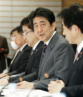 働き方改革実現会議であいさつする安倍首相＝１日午後、首相官邸