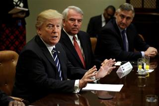 ホワイトハウスで製薬会社幹部と会談するトランプ米大統領（左）＝１月３１日（共同）