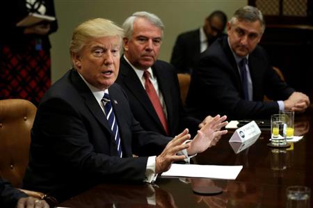 ホワイトハウスで製薬会社幹部と会談するトランプ米大統領（左）＝１月３１日（共同）