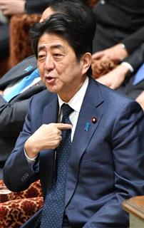 衆院予算委員会で、民進党の後藤祐一氏の質問に自らを指さす安倍晋三首相＝２日午後、国会・衆院第１委員室（斎藤良雄撮影）