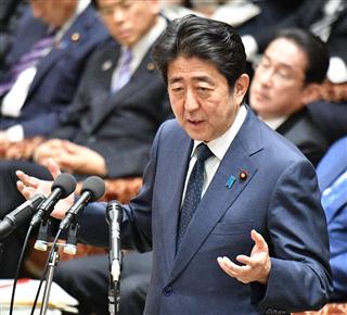 衆院予算委員会で答弁する安倍晋三首相＝２日午後、国会・衆院第１委員室（斎藤良雄撮影）