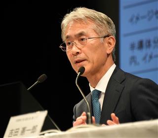 決算の概要について説明するソニーの吉田憲一郎副社長＝２日午後、東京都港区