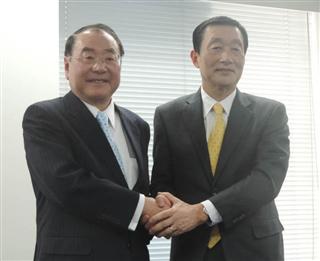 ユニー・ファミリーマートホールディングスの上田準二社長（左）と次期社長に就任する伊藤忠商事の高柳浩二副社長＝３日、東京都豊島区（黄金崎元撮影）