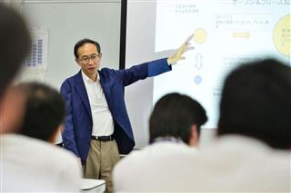 東京大学で教鞭をとる渡部俊也教授。新たなエキスパティーズを持つ人材の養成が始まっている（東京・本郷）