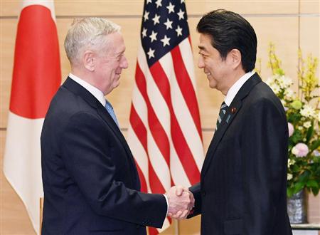 マティス米国防長官（左）と握手する安倍首相＝３日午後、首相官邸