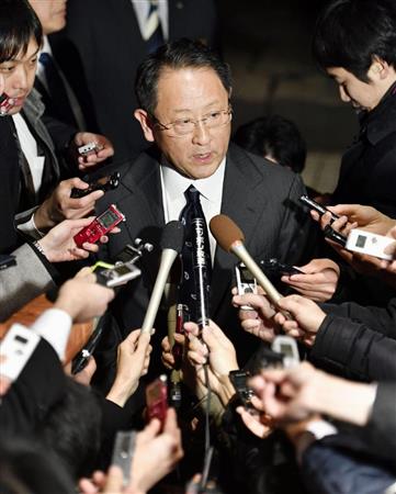 安倍首相との会談を終え、記者の質問に答えるトヨタ自動車の豊田章男社長＝３日夜、東京都内のホテル