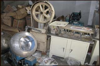 中国で見つかったＥＤ治療薬の偽造品製造現場。不衛生な状況であることが一目で分かる（ファイザー提供）