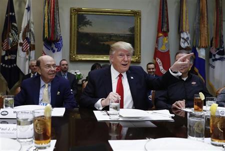企業経営者らとの会合前に話すトランプ米大統領（中央）と、商務長官に指名したロス氏（左）＝２日、ワシントン（ＡＰ）