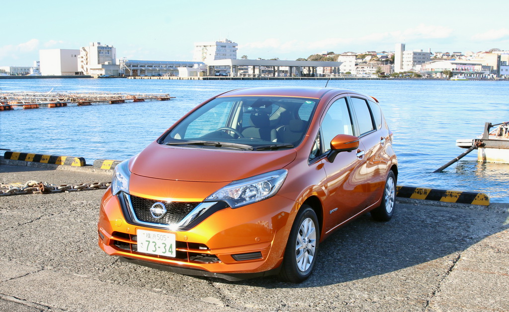 日産「ノート e-POWER」。対岸は三崎港