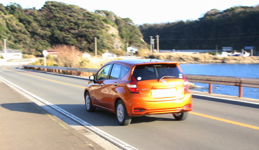 海岸沿いを走る「ノート e-POWER」（法定速度で走行していますが、流動感を出すために低速でシャッターを切っています）
