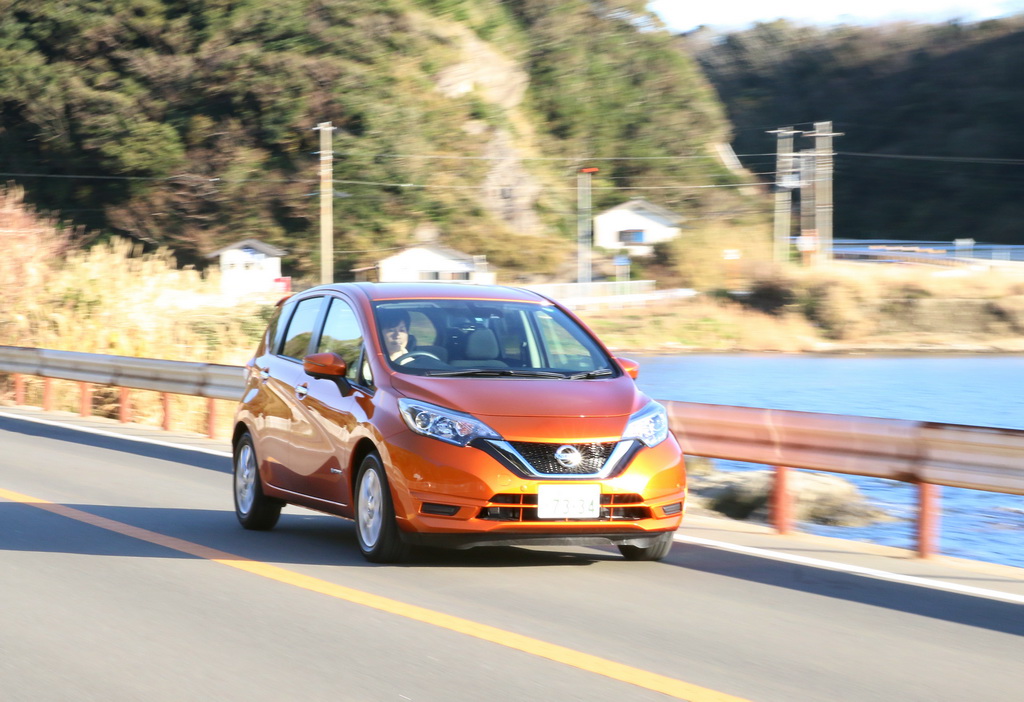 海岸沿いを走る「ノート e-POWER」