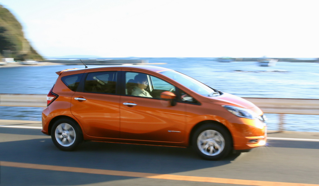 海岸沿いを走る「ノート e-POWER」（法定速度で走行していますが、流動感を出すために低速でシャッターを切っています）