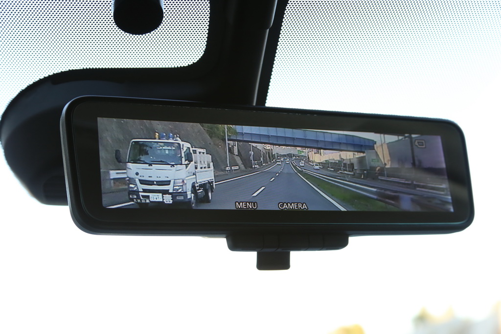 車両後方にあるカメラの映像をルームミラーに映し出す「スマート・ルームミラー」。乗員、ヘッドレスト、積載物に視界を遮られることもなくなる（写真は横浜横須賀道路を走行中）