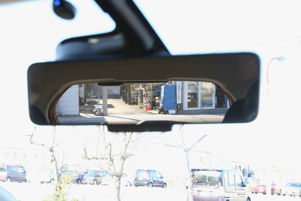 「スマート・ルームミラー」をオフにした通常ミラーの状態。よーく見ると、定食屋の脇に「サンケイスポーツ推奨船宿」と書いてあった