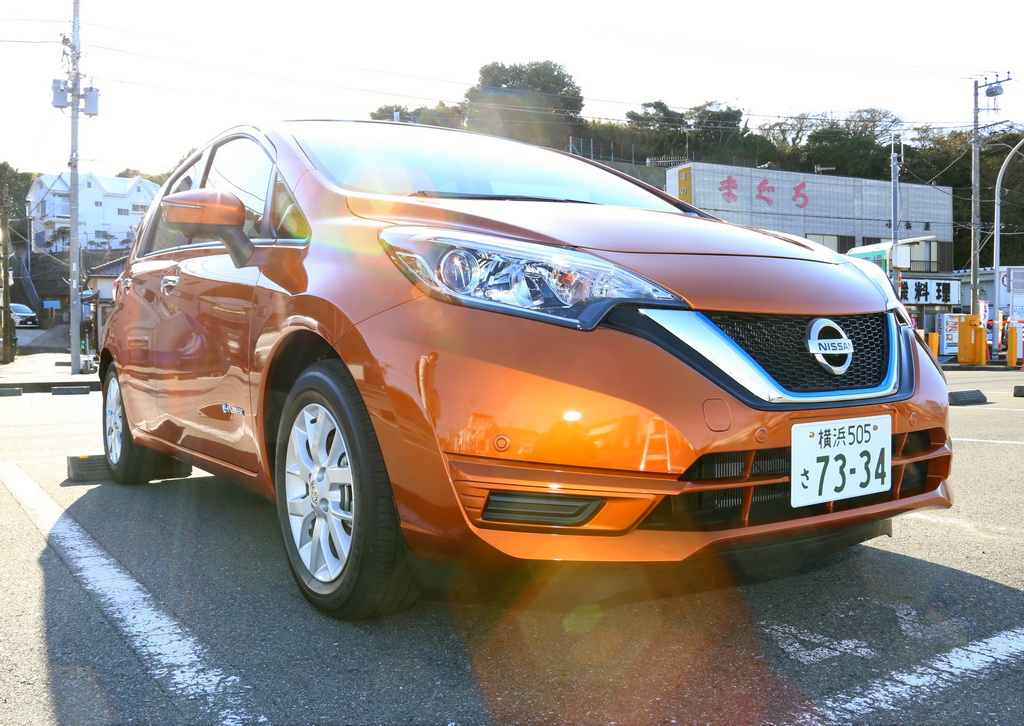 日産「ノート e-POWER」はグリルに青いラインが入る