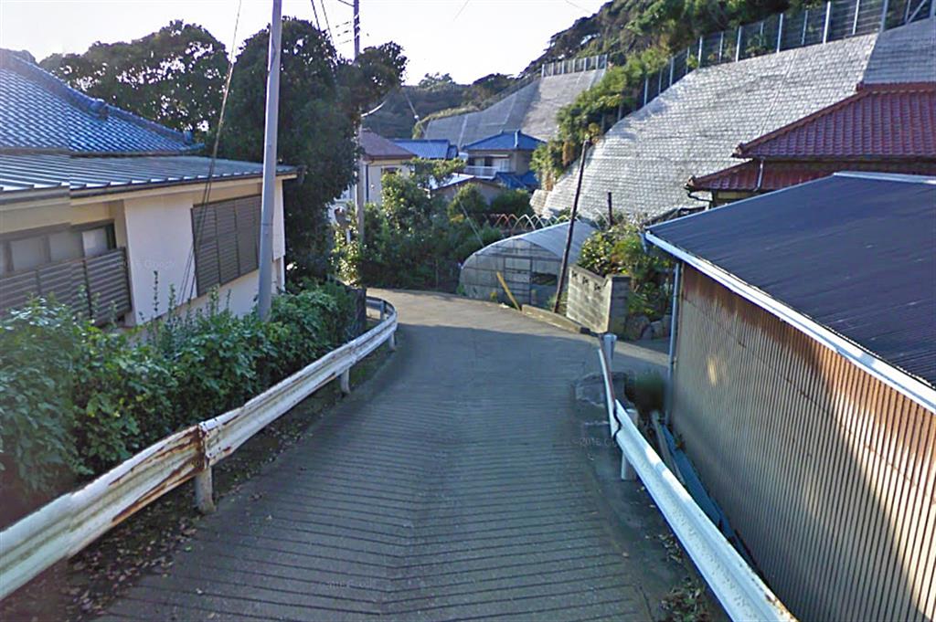 帰りに迷い込んだ細道。写真で見るより傾斜がきつい。対向車が来たらアウトだ（グーグルマップより）