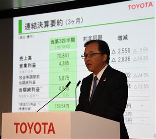 四半期決算説明会で概要説明をするトヨタ自動車の大竹哲也常務役員=6日、東京都文京区後楽(宮川浩和撮影) 四半期決算説明会で概要説明をするトヨタ自動車の大竹哲也常務役員=6日、東京都文京区後楽(宮川浩和撮影)