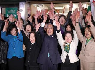 千代田区長選で、当選確実の報道を受けて万歳する石川雅己氏（中央）と、小池百合子都知事（左）＝５日午後、東京都千代田区（桐原正道撮影）