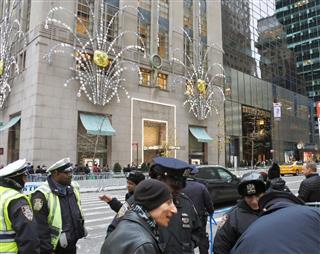 米宝飾品大手ティファニーの本店周辺。右がトランプタワー=2016年11月(共同) 米宝飾品大手ティファニーの本店周辺。右がトランプタワー=2016年11月(共同)