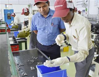 インド南部バンガロールのトヨタ工業技術学校で指導を受ける生徒=1月10日(共同) インド南部バンガロールのトヨタ工業技術学校で指導を受ける生徒=1月10日(共同)