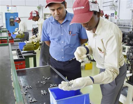 インド南部バンガロールのトヨタ工業技術学校で指導を受ける生徒＝１月１０日（共同）