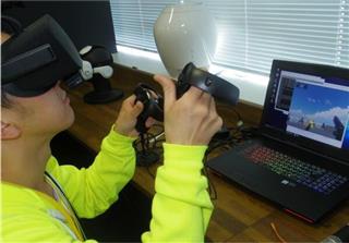 鼻に近い場所に取り付けられたデバイスから匂いが漂う「ＶＡＱＳＯＶＲ」