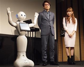 ペッパーの動作やセリフを簡単に作成できる「ペッパーメーカー」のデモ。発表会にはモデルの益若つばささん（右）、タレントの田村淳さんが登場した＝７日、東京都港区