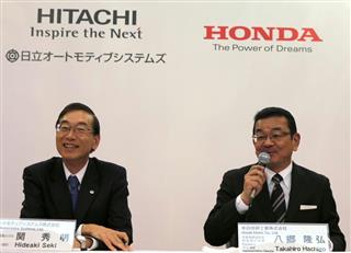 電気自動車分野での提携について説明するホンダの八郷隆弘社長（右）と日立オートモティブシステムズの関秀明社長＝７日午後、東京都内のホテル
