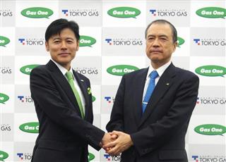 東京ガスの広瀬道明社長（右）は小売り全面自由化を見据えた業務連携でＬＰガス事業を手掛けるサイサンの川本武彦社長と合意した＝２日、東京都千代田区