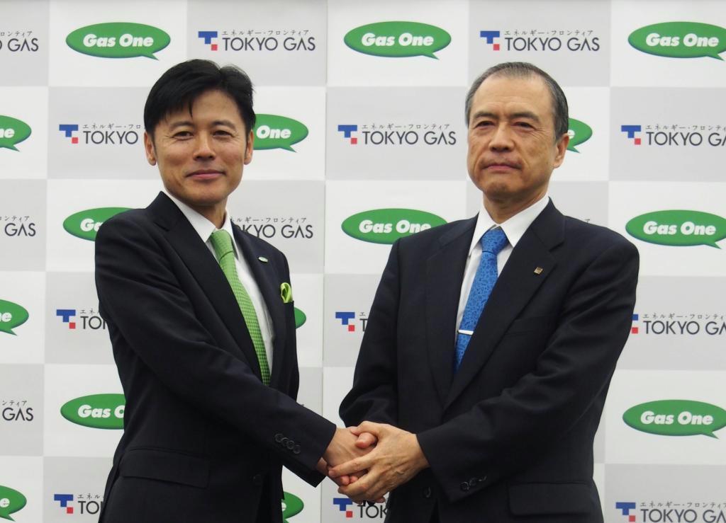 東京ガスの広瀬道明社長（右）は小売り全面自由化を見据えた業務連携でＬＰガス事業を手掛けるサイサンの川本武彦社長と合意した＝２日、東京都千代田区