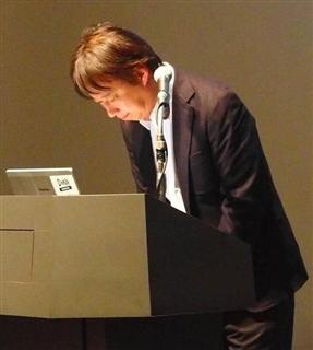 ＤｅＮＡの決算会見でキュレーション問題について謝罪する守安功社長＝８日、東京都渋谷区（大坪玲央撮影）