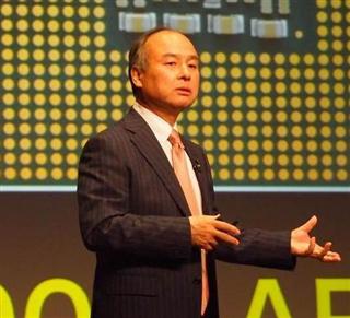 決算説明会でソフトバンクグループの事業の状況を話す孫正義社長＝８日、東京都中央区（高橋寛次撮影）