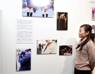 少女らが被写体となった写真と、Ｃｏｌａｂｏ代表の仁藤夢乃さん＝１月５日、大津市