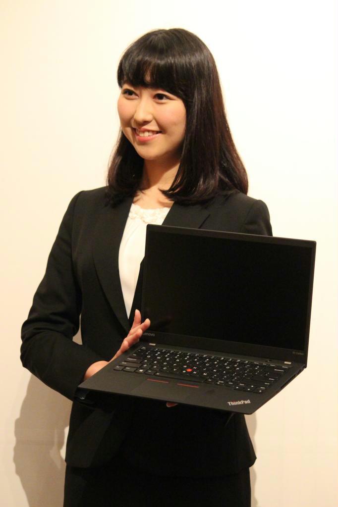レノボ・ジャパンが発売する企業向けパソコン「シンクパッドX1カーボン」＝８日、東京都港区（江頭悠介撮影）