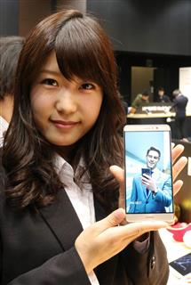 ファーウェイのＳＩＭフリースマホ「メート９」＝１３日、東京都中央区（宇野貴文撮影）