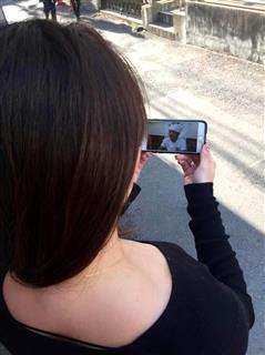 動画名刺の動画をスマートフォンで見るユーザー