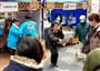 ふるさと納税に絡みイベントで特産品をＰＲする自治体関係者＝１月１４日、東京都台東区