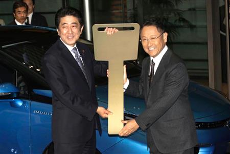 昨年１月、燃料電池車の納車式典で記念の鍵を安倍首相に渡すトヨタ自動車の豊田章男社長。安倍首相は自動車業界の“トランプ懸念”を払拭できるか（ＡＰ）