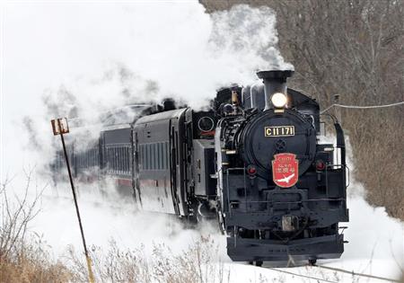 けん引する蒸気機関車の車輪に傷が見つかり１１日以降、ディーゼル機関車での運行となる「ＳＬ冬の湿原号」＝１月２８日、北海道標茶町のＪＲ釧網線