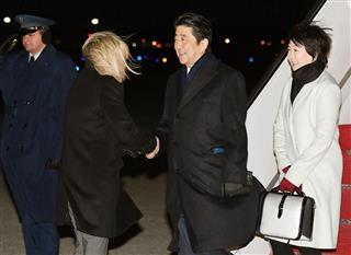 米ワシントン郊外のアンドルーズ空軍基地に到着した安倍首相。右は昭恵夫人＝９日（共同）