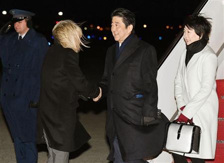 米ワシントン郊外のアンドルーズ空軍基地に到着した安倍首相。右は昭恵夫人＝９日（共同）