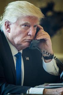 １月２８日、ホワイトハウスの執務室で、ロシアのプーチン大統領と電話会談するトランプ米大統領（ＵＰＩ＝共同）