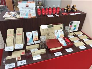 「スウィーツコレクション２０１７」のカカオ研究所の出店ブースには、たくさんの高カカオ製品が並ぶ＝日本橋三越本店