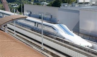 報道陣に公開されたリニアの車両＝平成２８年１２月、山梨リニア実験センター（鴨川一也撮影）